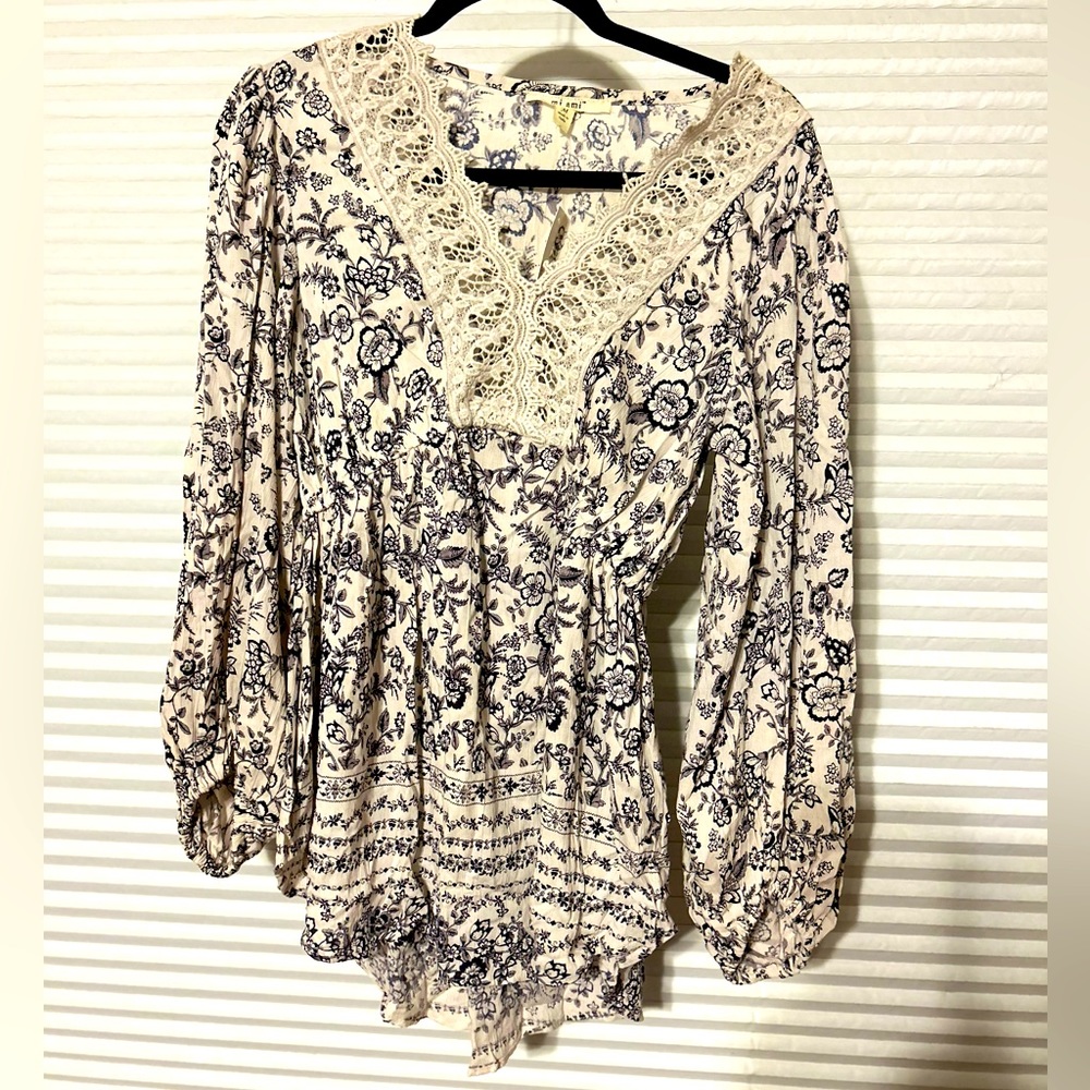 NWT Black and Cream Lace Peasant Top Medium